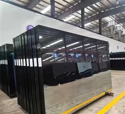 Темно-серое отражающее стекло